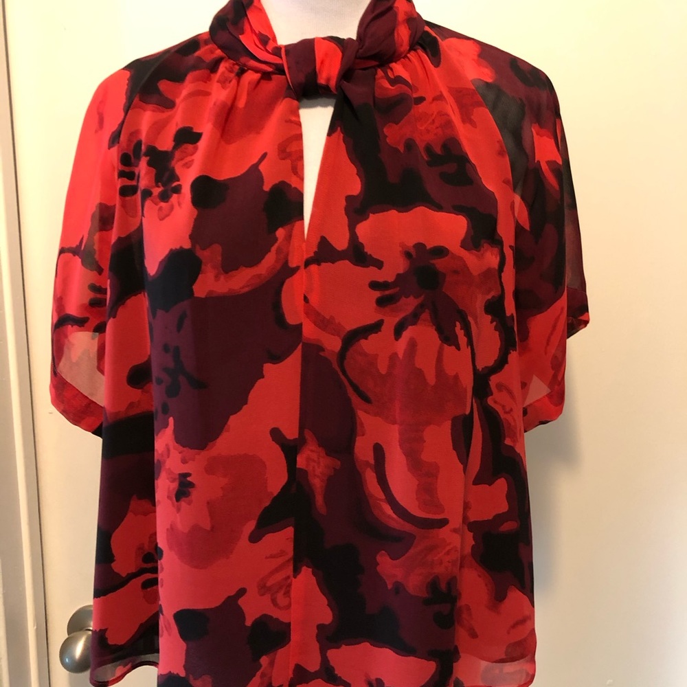 Keyhole Front short sleeve blouse